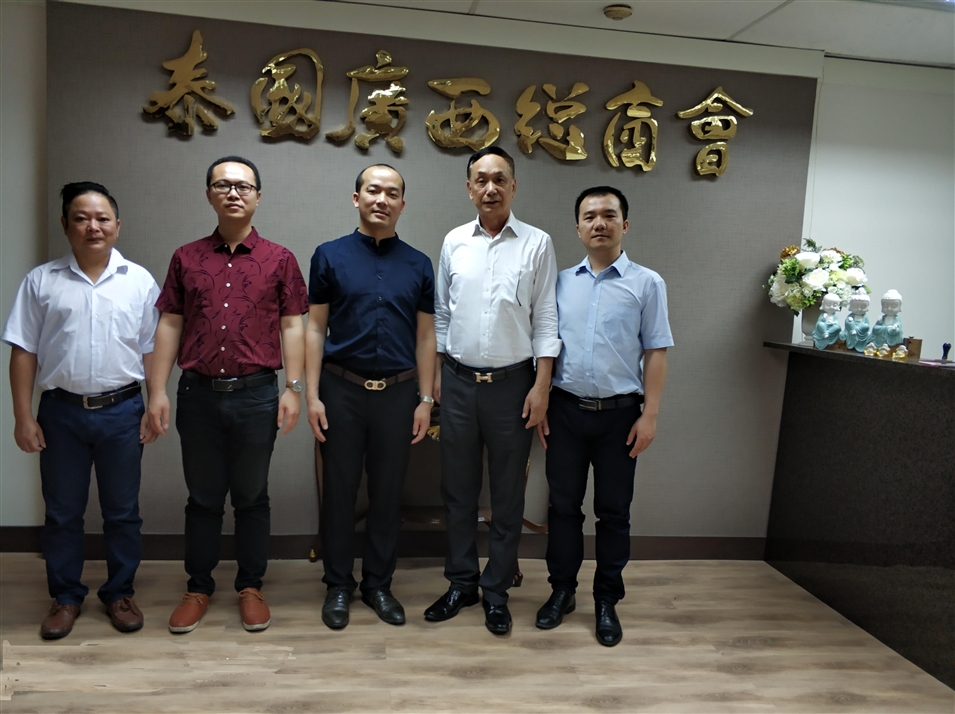 從左往右依次為國際部合伙人林健偉先生（左一），國際部總監(jiān)吳琪先生（左二），執(zhí)行董事粟宥朝先生（左三），商會(huì)主席李宇明（右二），國際部合伙人黃文超先生（右一）