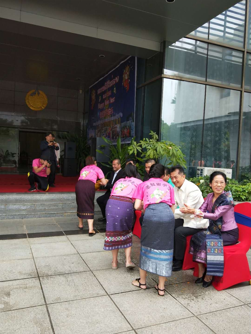 老撾駐廣西留學(xué)生代表將浸有花瓣的香水灑客人的手上，表示對嘉賓的美好祝福（圖二）