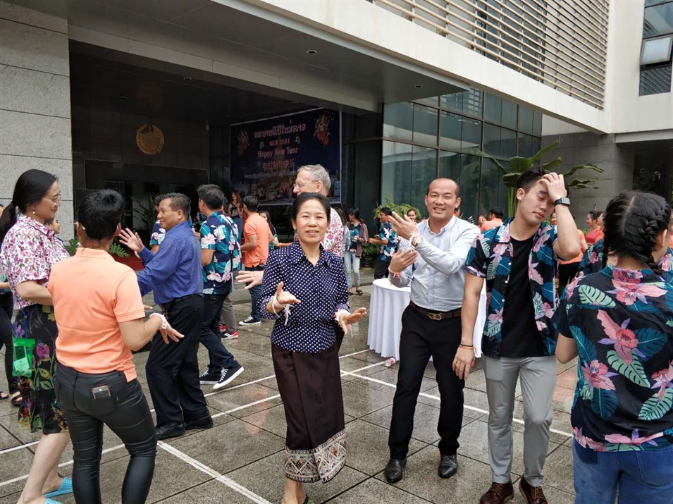 老撾駐南寧總領(lǐng)事萬?！ぞS麗雅彭女士與廣西金沛教育執(zhí)行董事粟宥朝先生一起在總領(lǐng)事館廣場載歌載舞