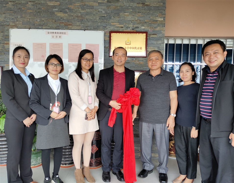 老撾國立大學(xué)校長宋西·諾潘賽（右三）、孔子學(xué)院老方院長陽梅蘭（右二）、老方副院長李建民（右一）與老撾國立大學(xué)中國代表處代表合影