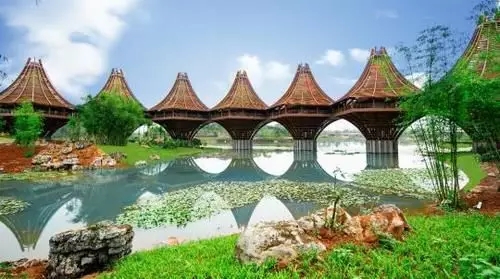 圖為中國-東盟友誼館。該建筑以廣西的風雨橋為原型，寓意“手拉手，心連心”。表達中國與東盟十國睦鄰友好、合作共贏之意。