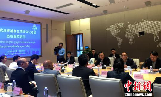柬埔寨主流媒體采訪團在廣西大學(xué)與師生交流。