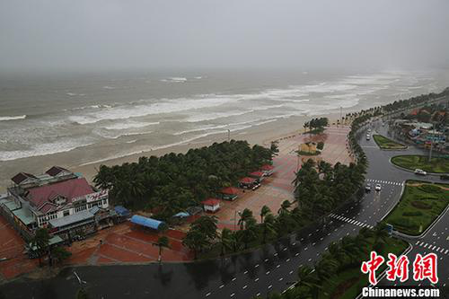 資料圖：2017年11月5日，越南峴港某處海灘風(fēng)雨交加。