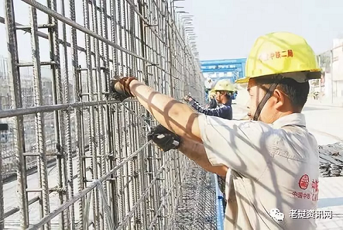 在中老鐵路萬象制梁場，中老兩國技術(shù)人員正在進(jìn)行橋梁預(yù)制。本報(bào)記者 孫廣勇攝