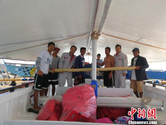 中國援助菲律賓PGN大橋工程可行性研究項(xiàng)目”（ThePanay-Guimaras-NegrosBridgeProject）海洋水深測量勘測人員，3月1日在吉馬拉斯海峽作業(yè)時(shí)，成功營救兩名菲律賓落水漁民。圖為兩位漁民及家屬對進(jìn)行營救的中國勘測人員合影表達(dá)感謝。 中交公路規(guī)劃設(shè)計(jì)院有限公司 攝