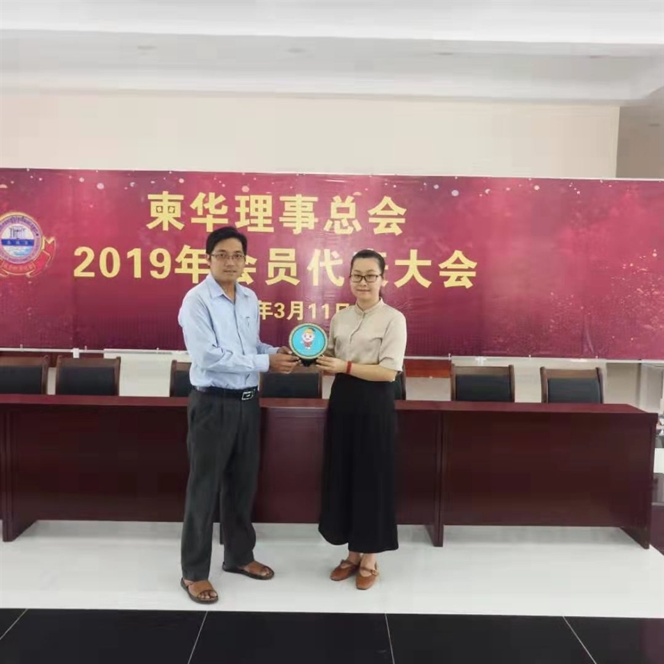 與柬華理事總會鐘耀輝秘書長合影，并交換了紀念品